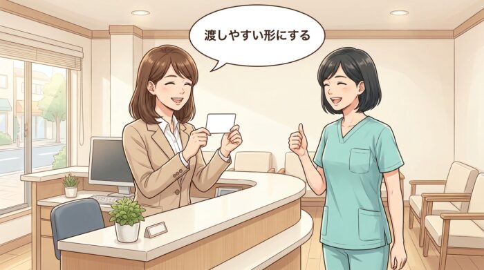 受付で渡しやすい形を確認するスタッフ