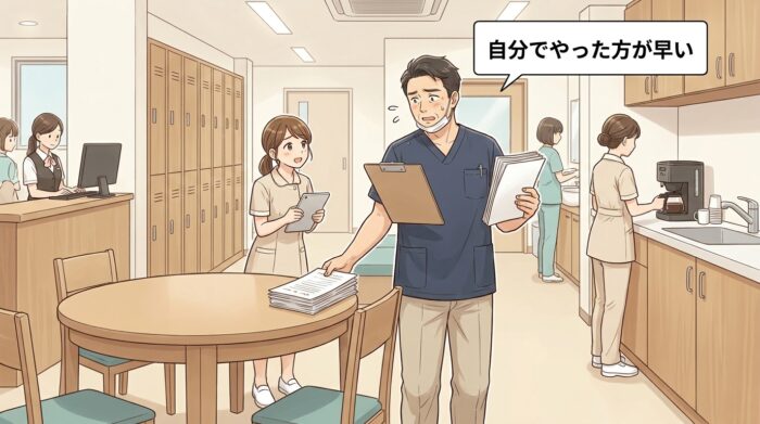 忙しさのあまり「自分でやった方が早い」と言いかける歯科医師と、教わろうと待つスタッフ